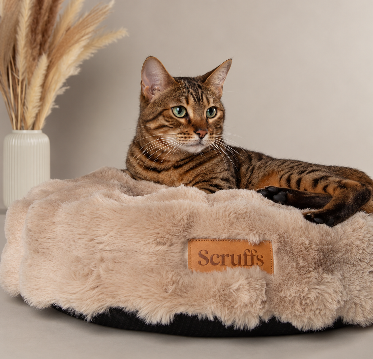 Cozy round cushion for cats and small dogs
